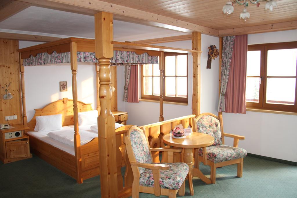 Panorama-Hotel Winklerhof Holzgau Szoba fotó